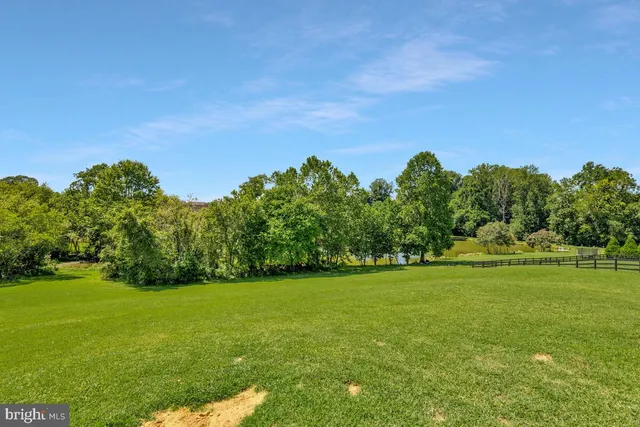 a view of a house with backyard and garden