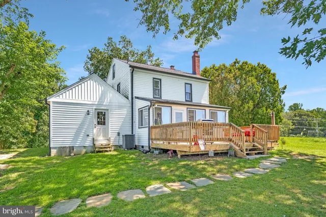 a view of a yard in front of house