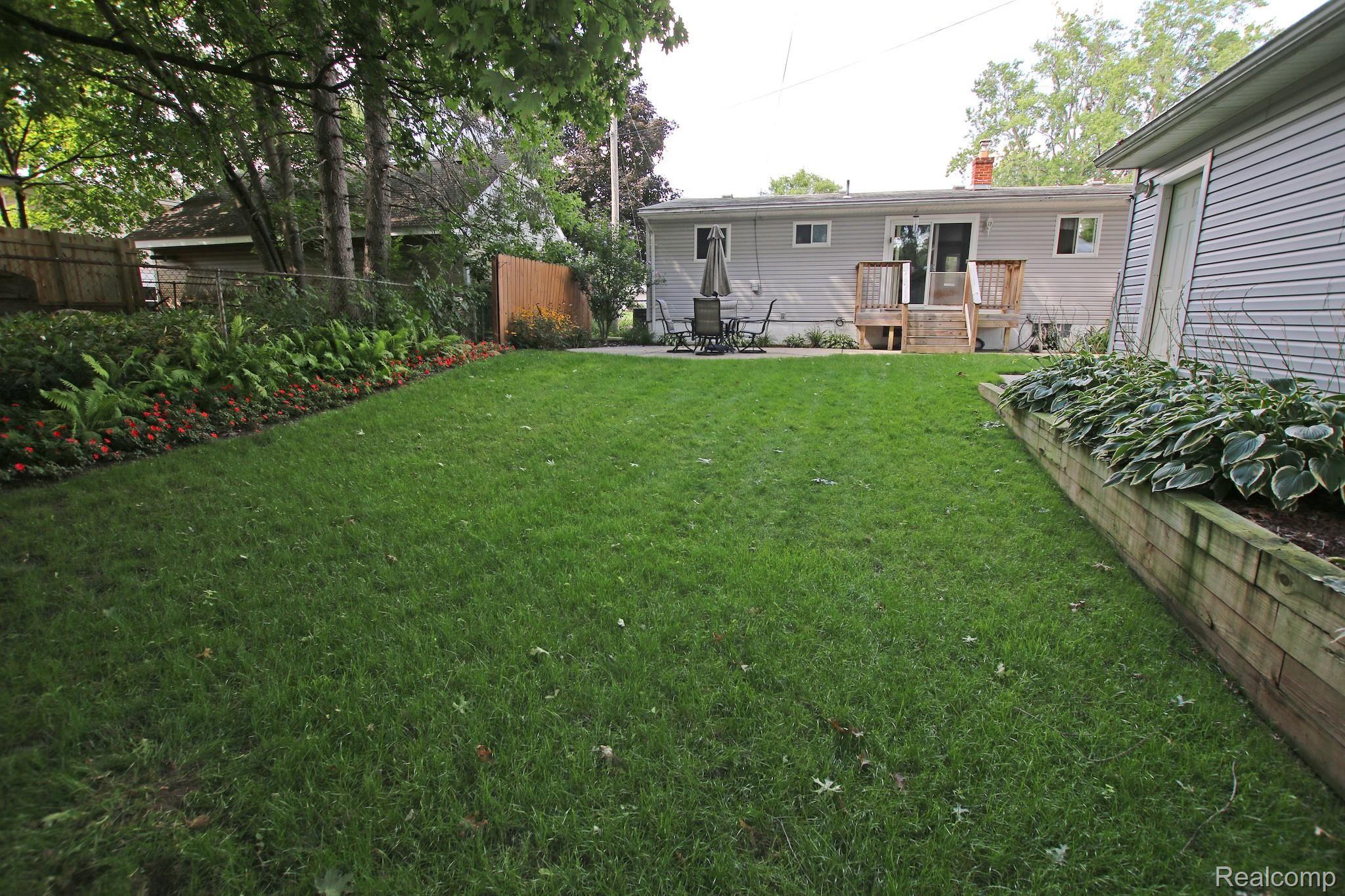 5825 Crescent Road Waterford, MI 48327 - Photo 40 of 44 40) Backyard.jpg