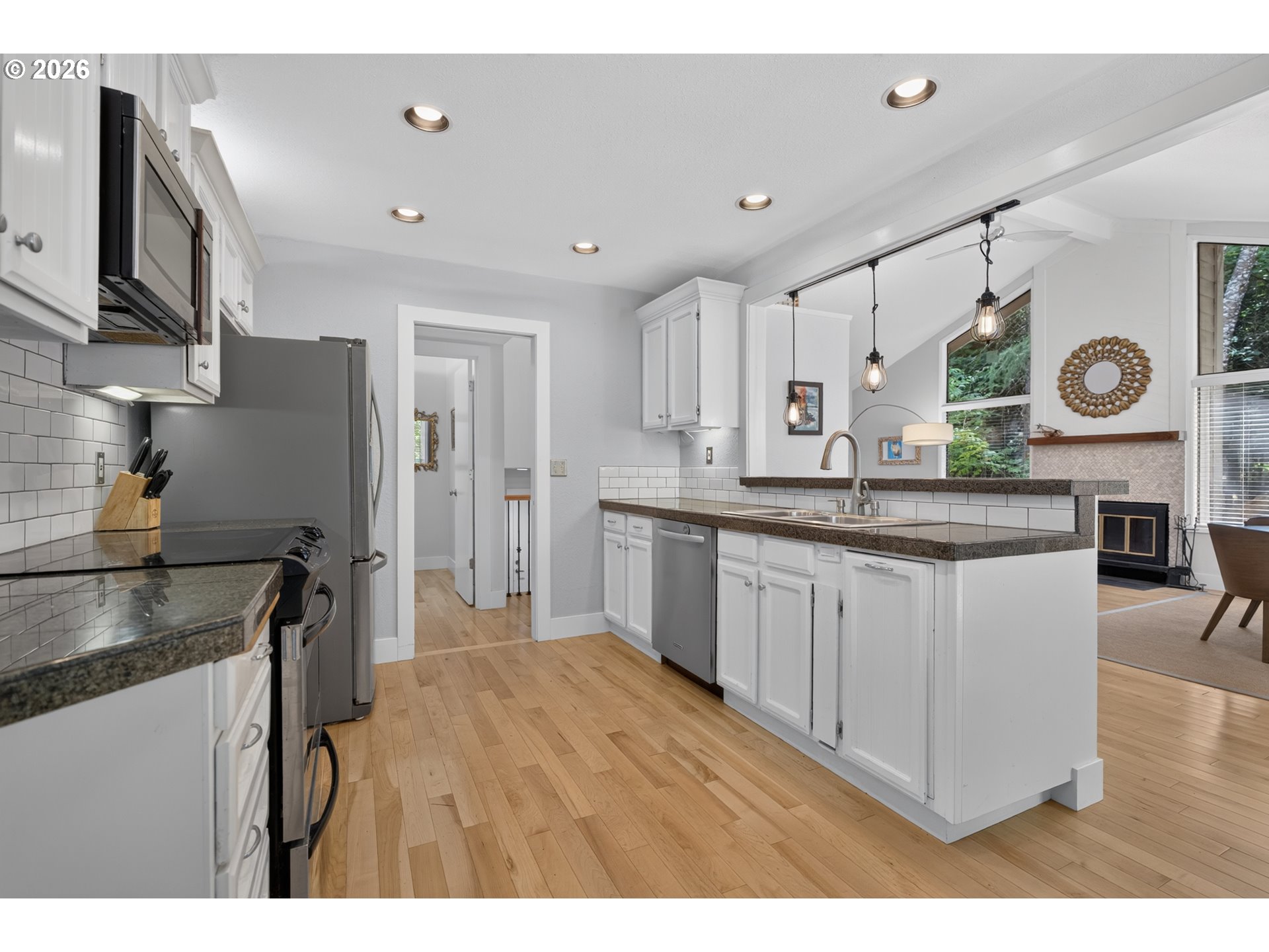 9925 Southwest Quail Post Road Portland, OR 97219 - Photo 19 of 48