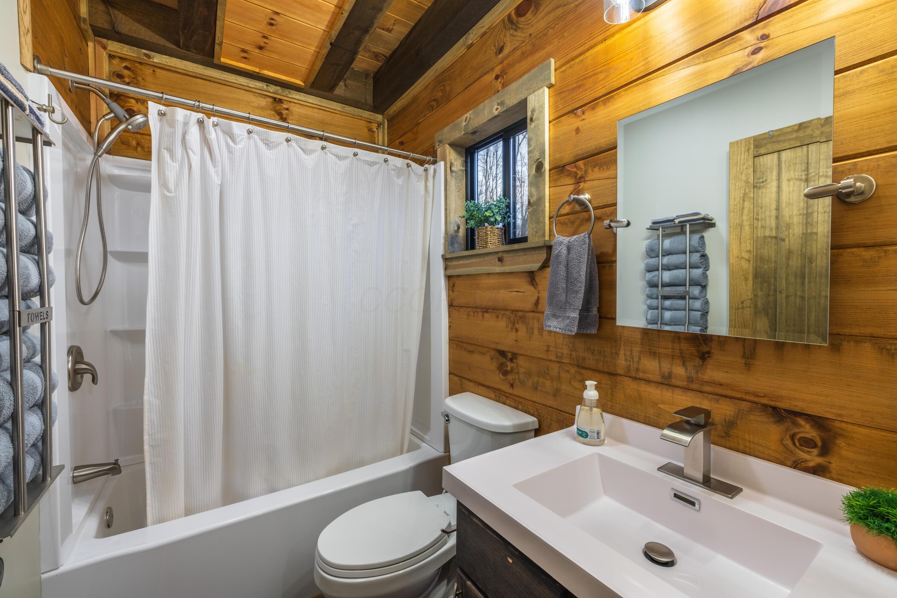 344 Skaggs Road Londonderry, OH 45647 - Photo 12 of 57 Sage Hill Escape first floor tub/shower combo full bathroom