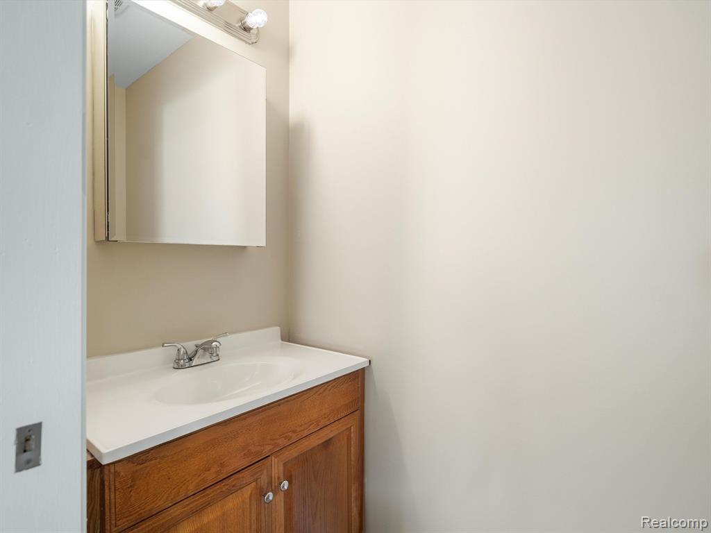 31553 Marblehead Road Farmington, MI 48336 - Photo 14 of 32