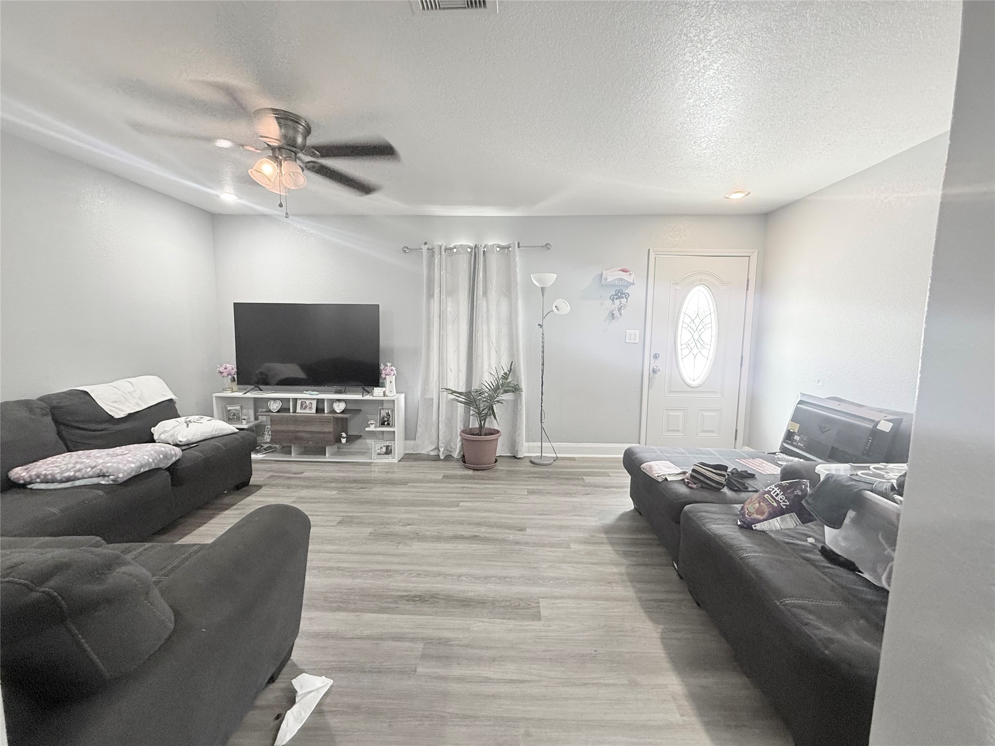 5103 Northridge Drive Houston, TX 77033 - Photo 18 of 39 a living room with furniture and a flat screen tv