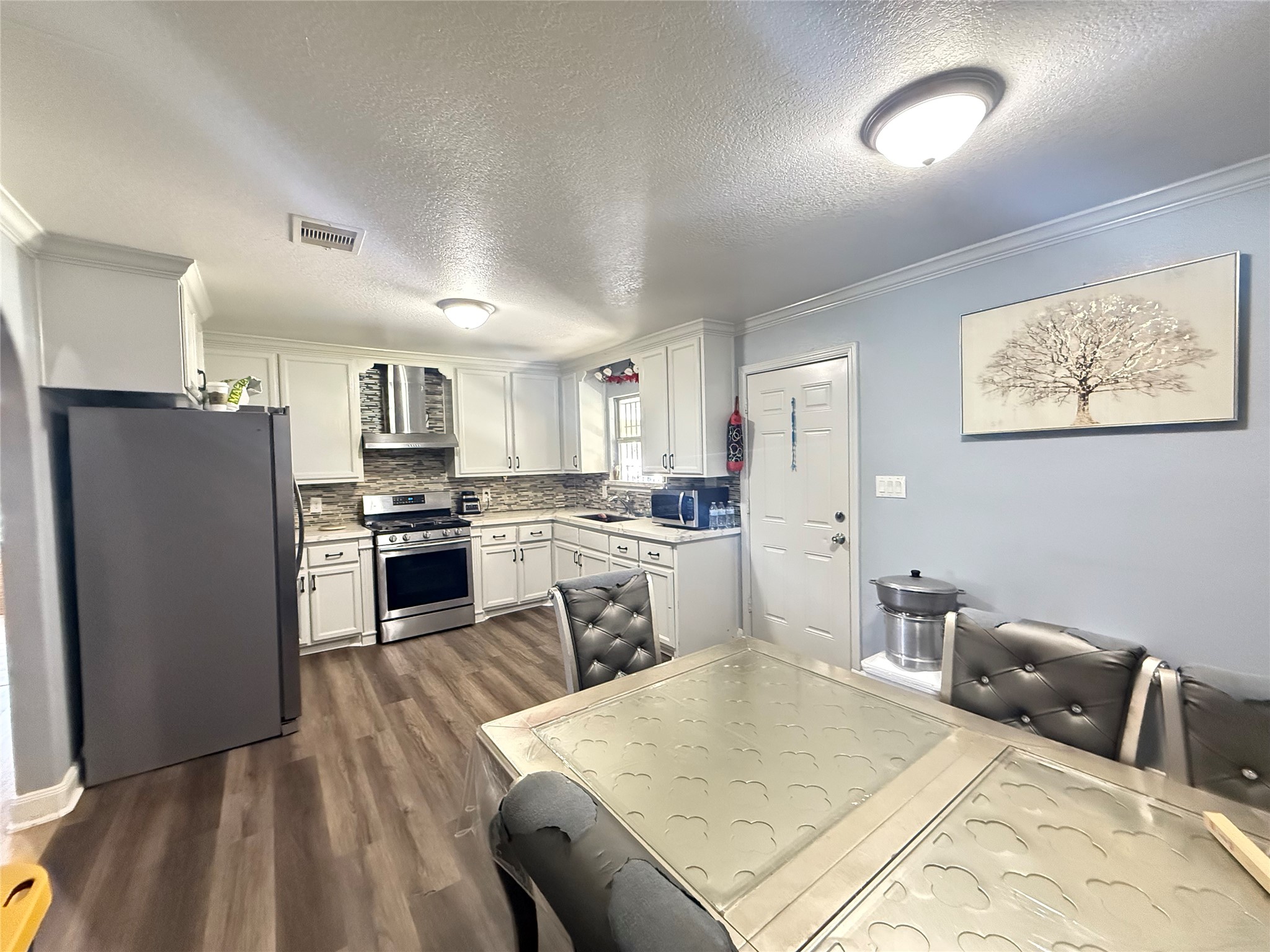 5103 Northridge Drive Houston, TX 77033 - Photo 21 of 39 a bed room with a bed and furniture