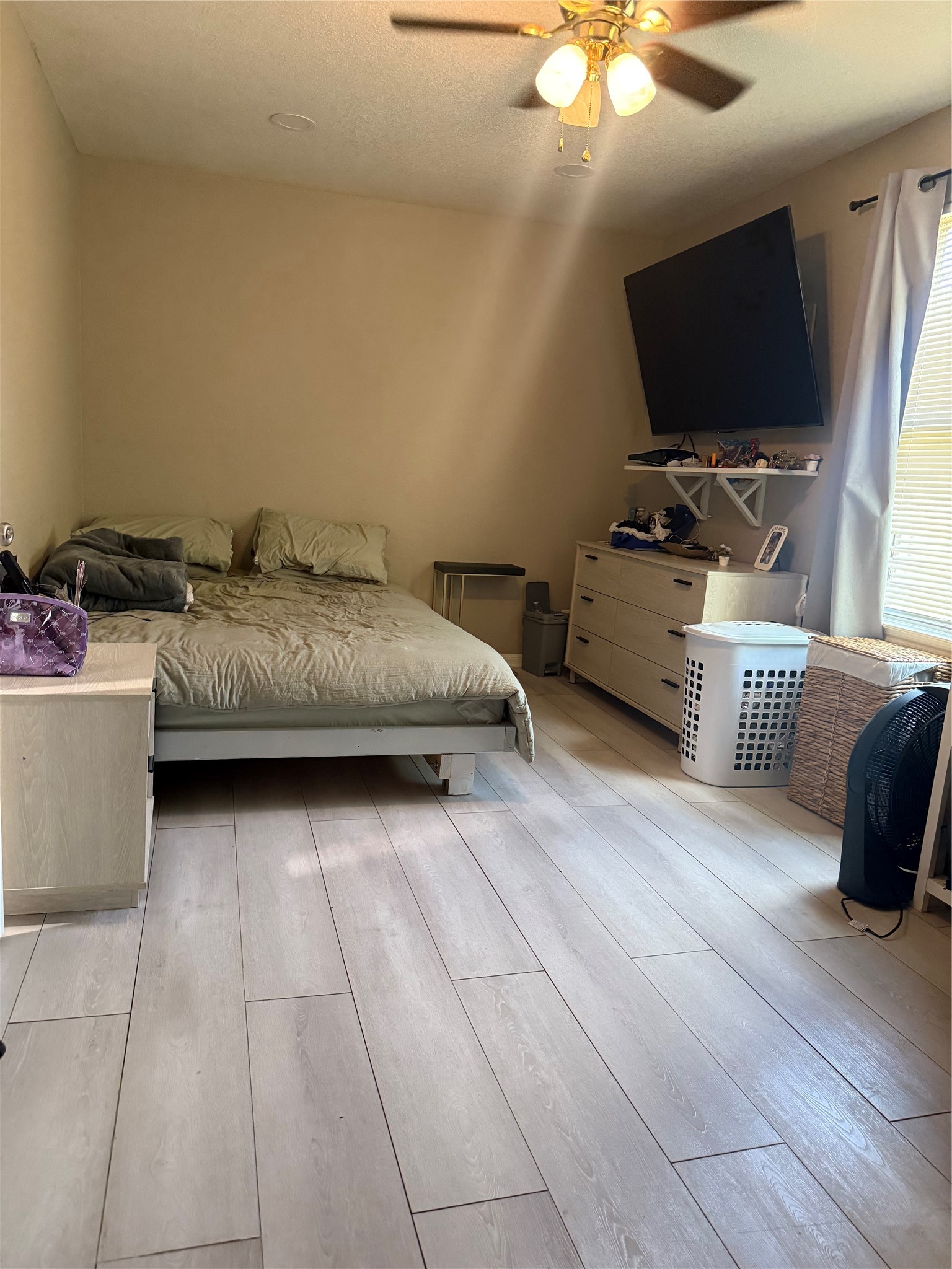 5103 Northridge Drive Houston, TX 77033 - Photo 30 of 39 a living room with furniture and a flat screen tv