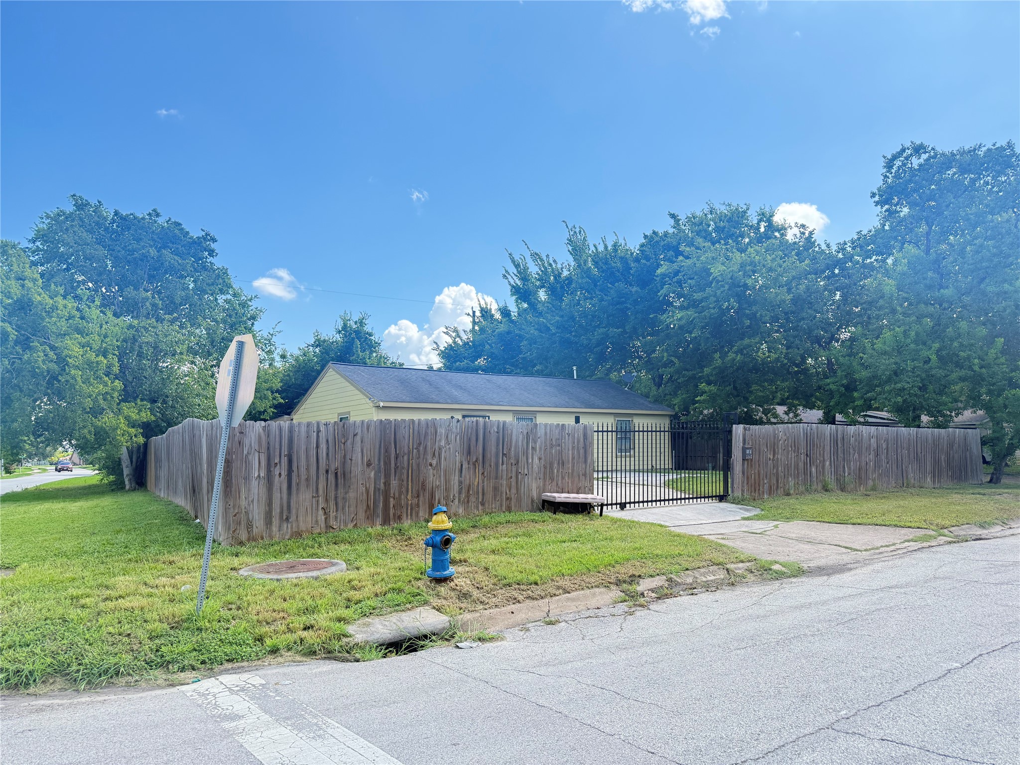 5103 Northridge Drive Houston, TX 77033 - Photo 6 of 39 a view of a backyard with of the house