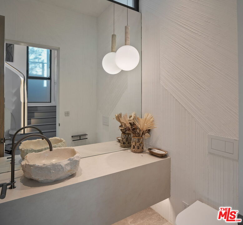 938 Palisades Beach Road Santa Monica, CA 90403 - Photo 15 of 47