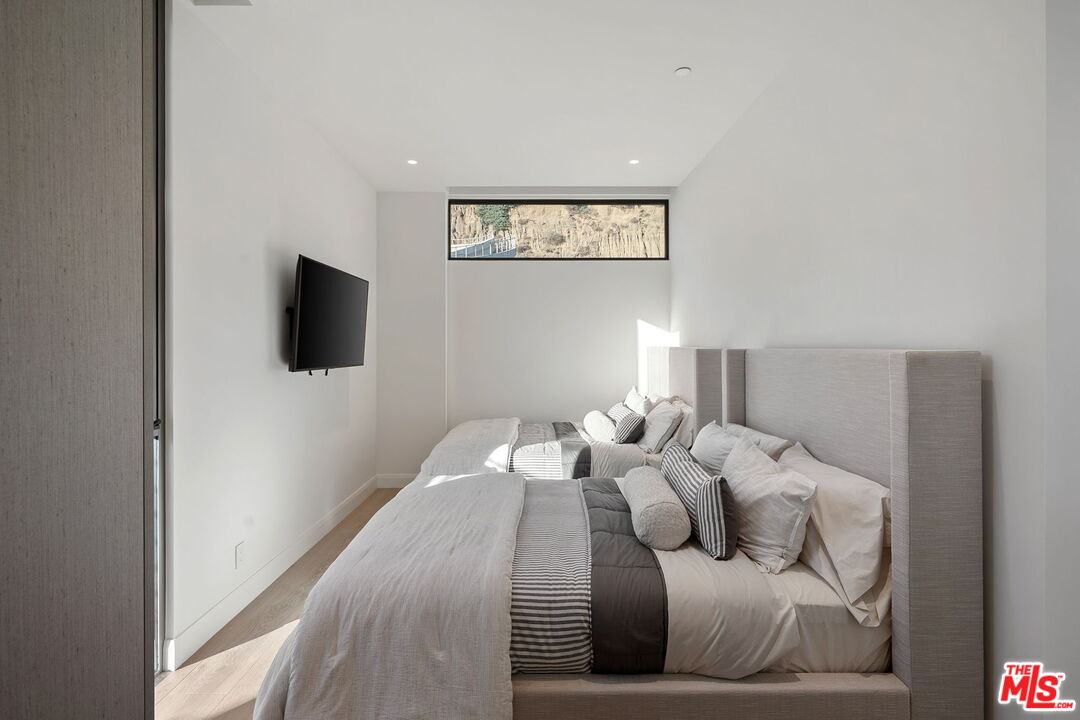 938 Palisades Beach Road Santa Monica, CA 90403 - Photo 36 of 47