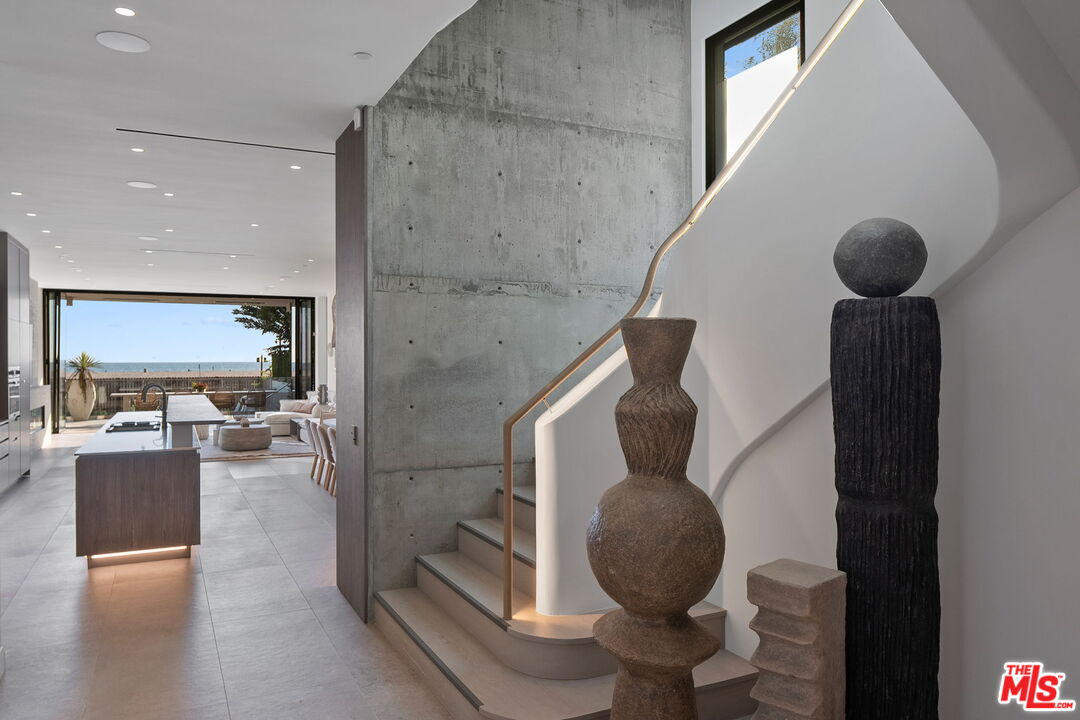938 Palisades Beach Road Santa Monica, CA 90403 - Photo 5 of 47