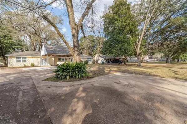 $335,000 | 2307 Horseshoe Drive, Alexandria, LA 71301