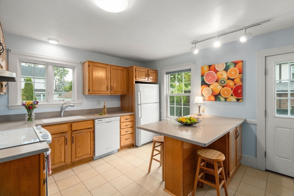 34 Pleasant Street Newton, MA 02465 - Photo 5 of 16