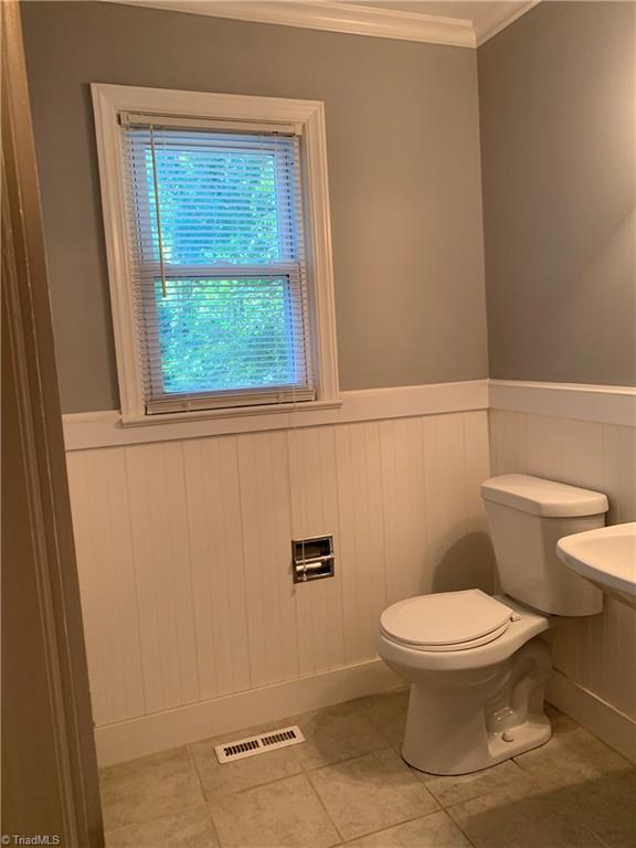 3028 Kinnamon Road Winston-Salem, NC 27104 - Photo 17 of 25 Main level half bath