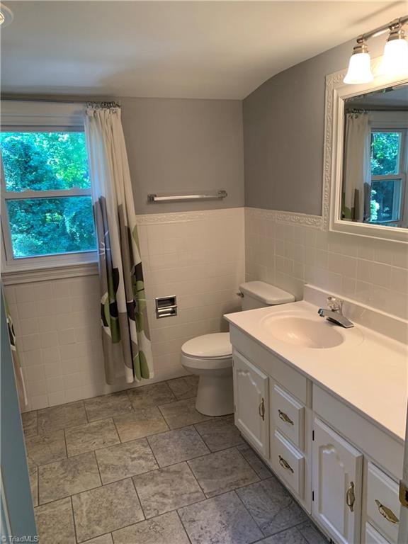 3028 Kinnamon Road Winston-Salem, NC 27104 - Photo 25 of 25 Full bath upstairs.