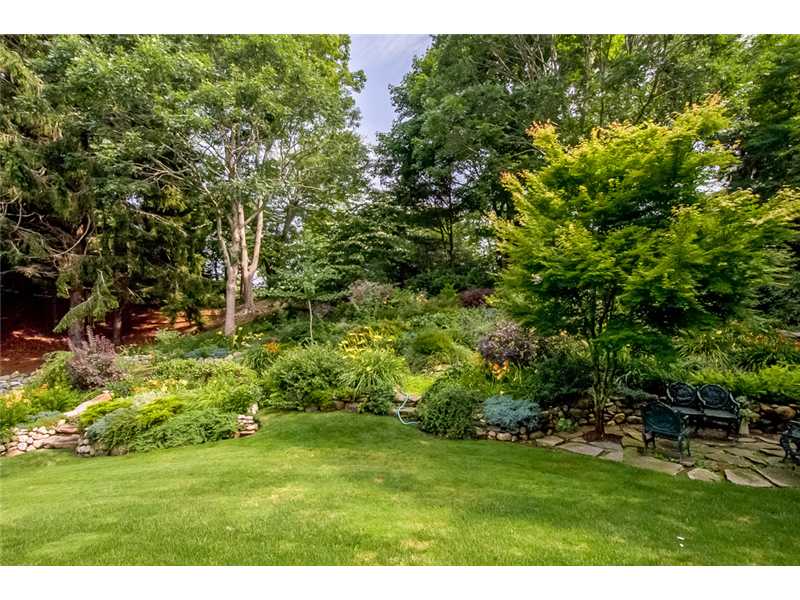 4 Camelback Way Westerly, RI 02891 - Photo 5 of 24 Yard/Garden.
