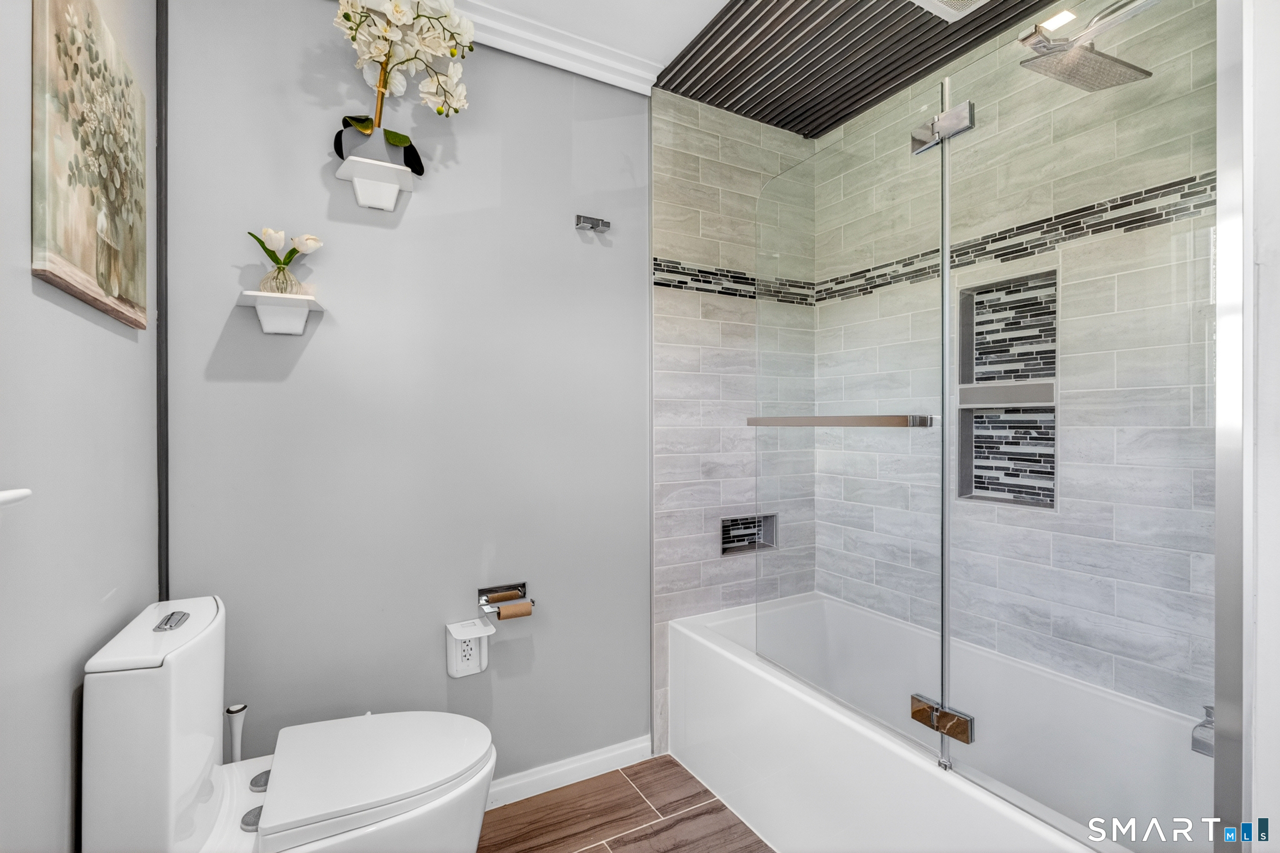 568 Wiese Road Cheshire, CT 06410 - Photo 26 of 40 a bath room with a toilet and a bath tub