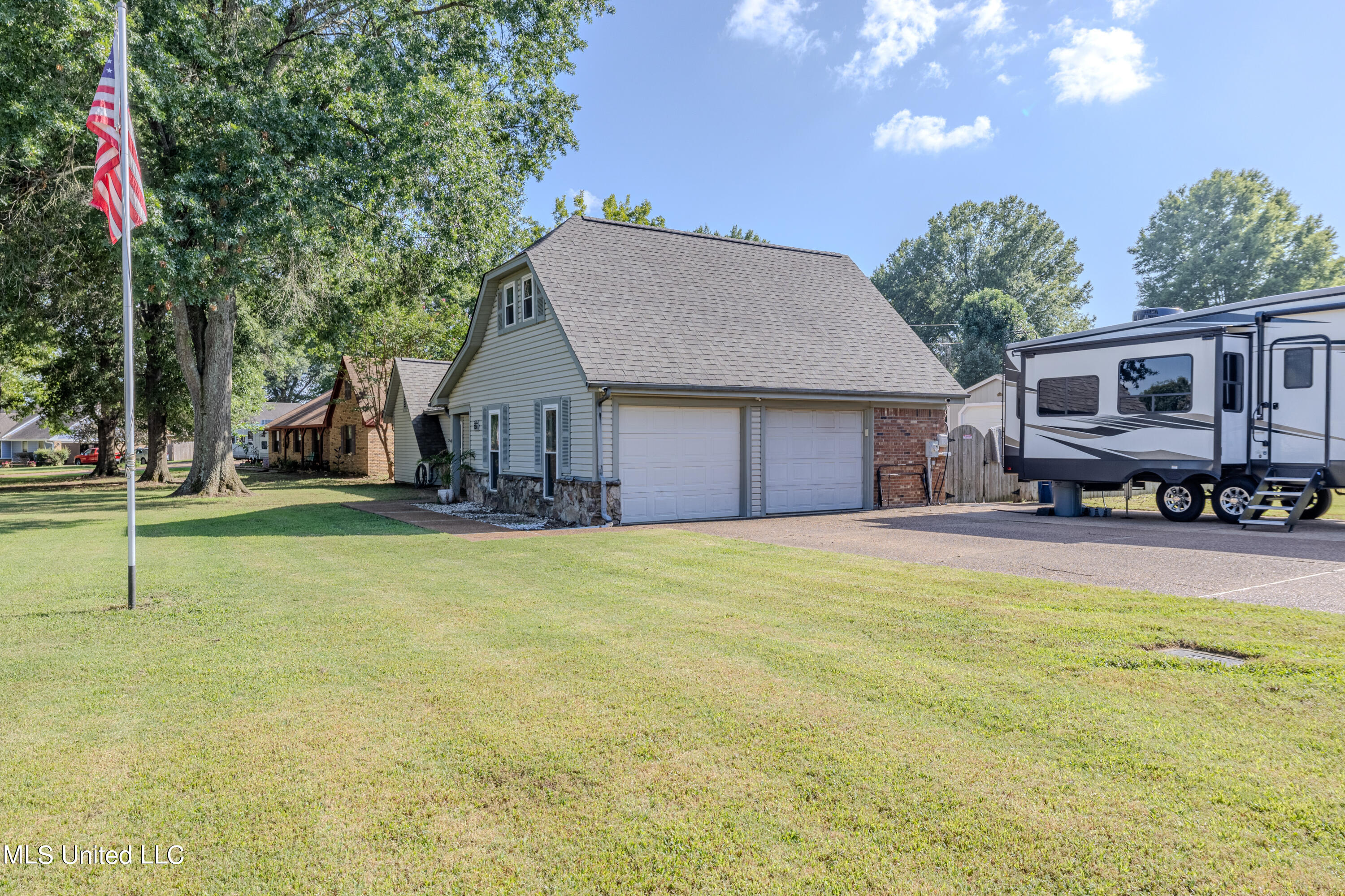 7341 Kingcrest Road Olive Branch, MS 38654 - Photo 2 of 25 Double garage
