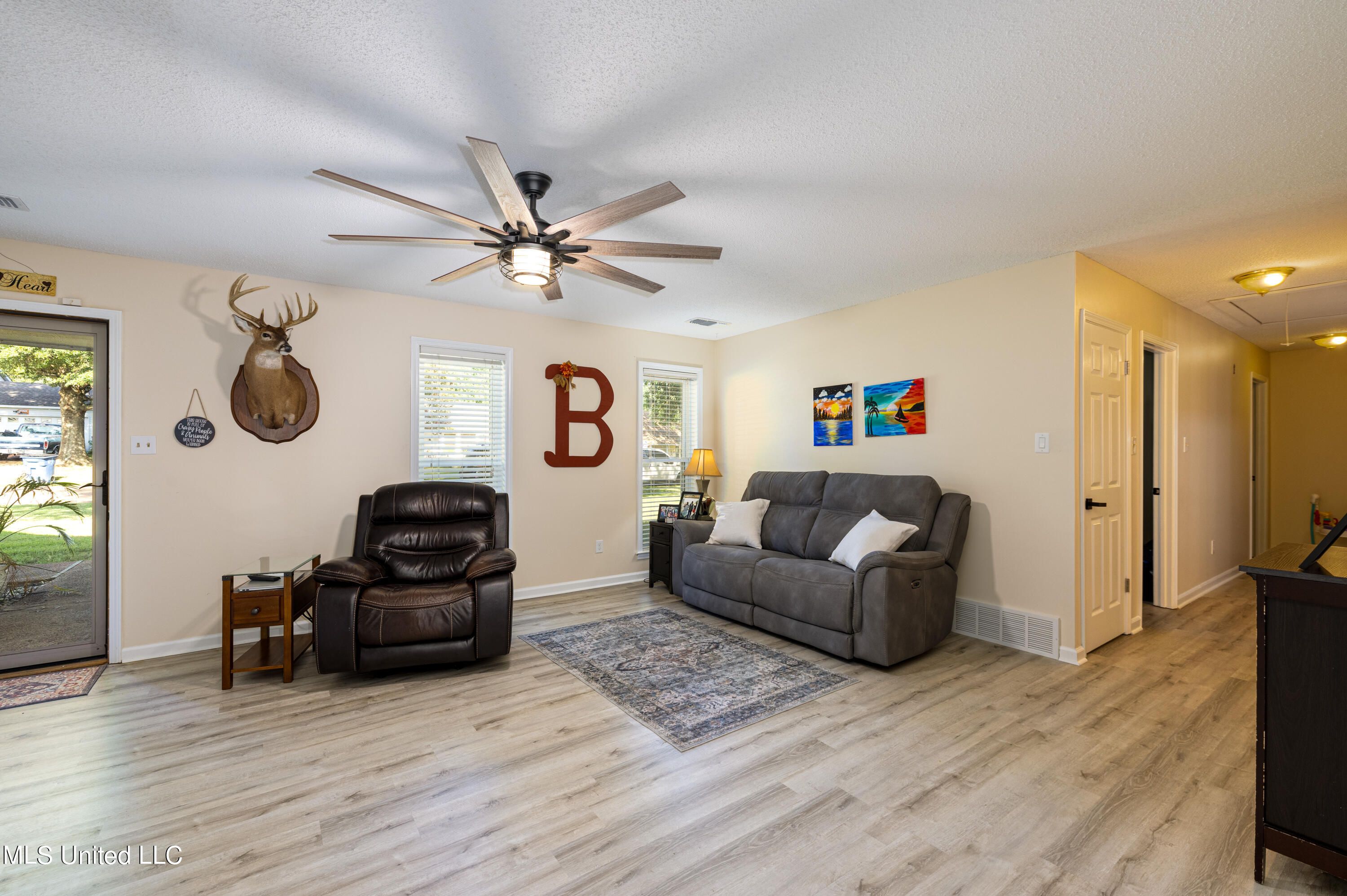 7341 Kingcrest Road Olive Branch, MS 38654 - Photo 9 of 25 Living Room