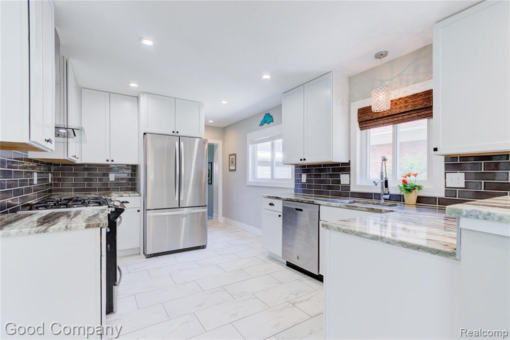 31295 West Rutland Street Beverly Hills, MI 48025 - Photo 12 of 52