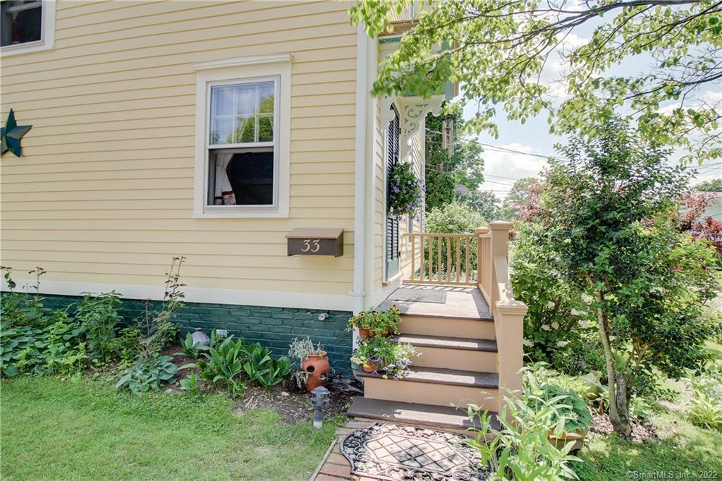 33 Warren Street Norwich, CT 06360 - Photo 1 of 1 Front Entry