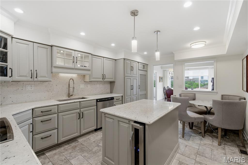 710 South Hanley Road, Unit 10B Clayton, MO 63105 - Photo 13 of 36
