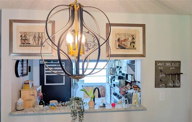 a view of entryway with a room