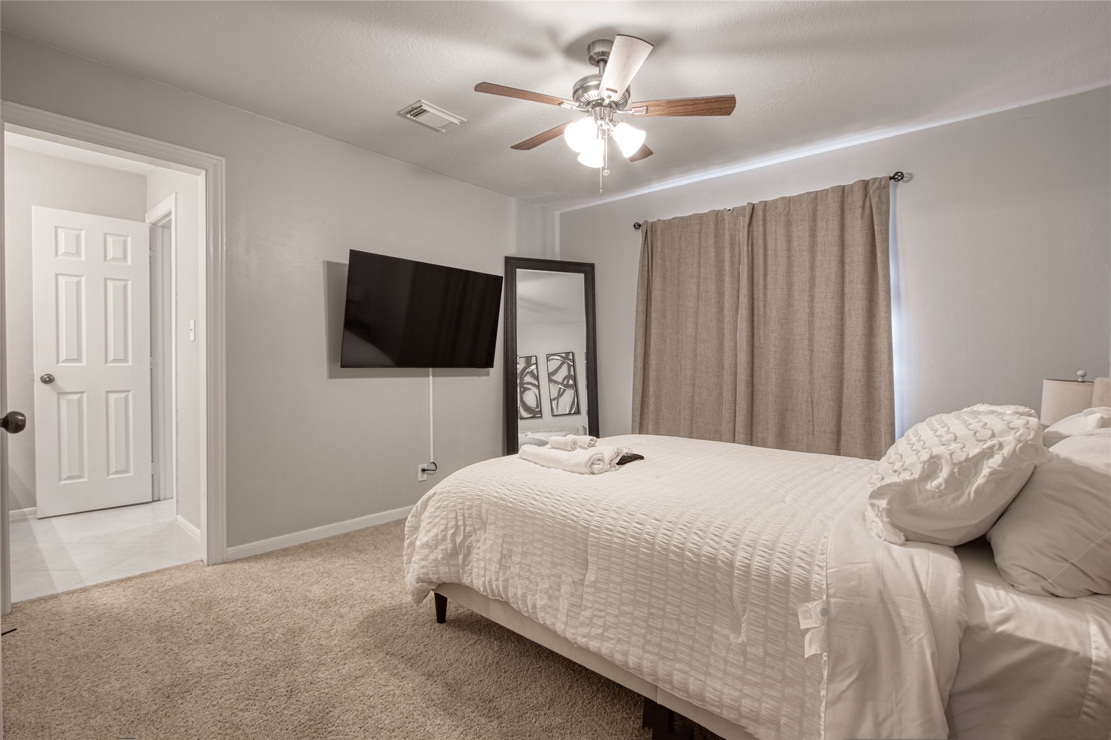 6782 Cutten Parkway Houston, TX 77069 - Photo 15 of 20 a bedroom with a bed tv and a window