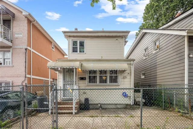 $575,000 | 1805 Lacombe Avenue | Soundview