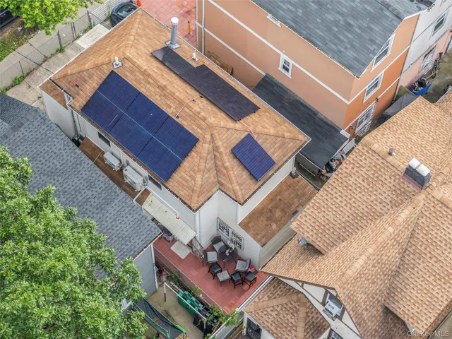 $575,000 | 1805 Lacombe Avenue | Soundview