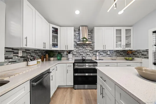 $575,000 | 1805 Lacombe Avenue | Soundview