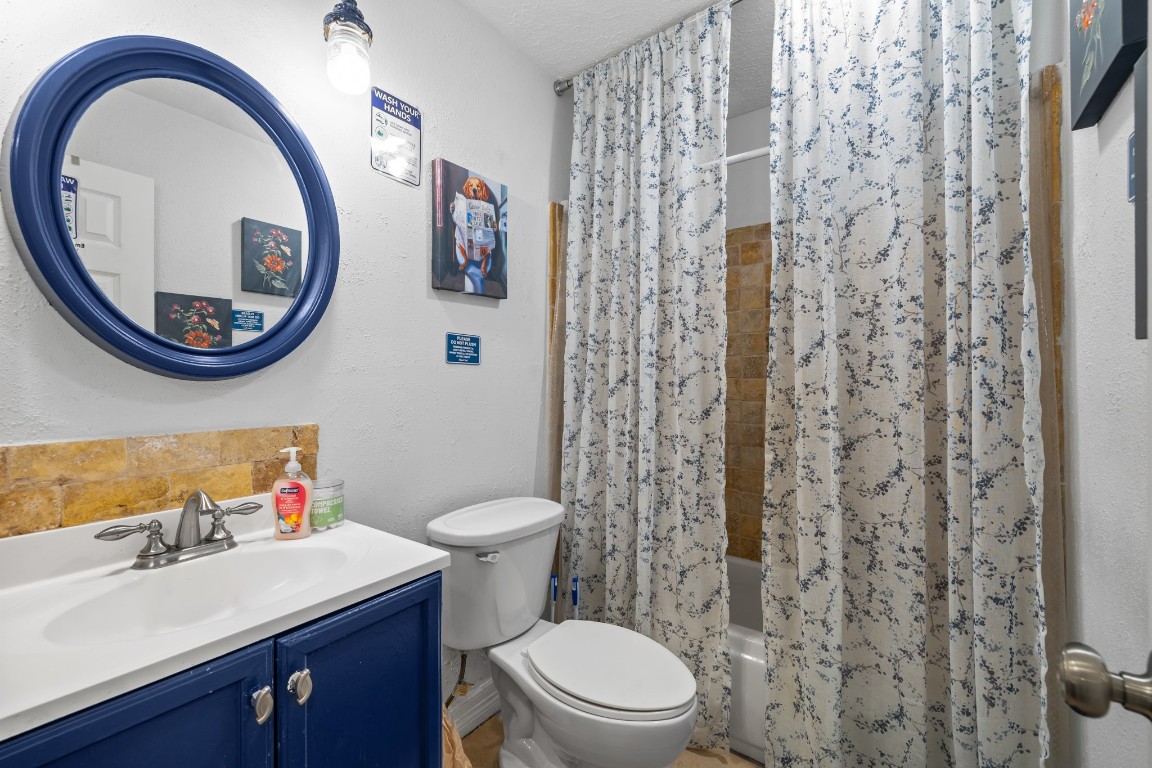 5130 Court Road Houston, TX 77053 - Photo 13 of 20 Secondary Bathroom