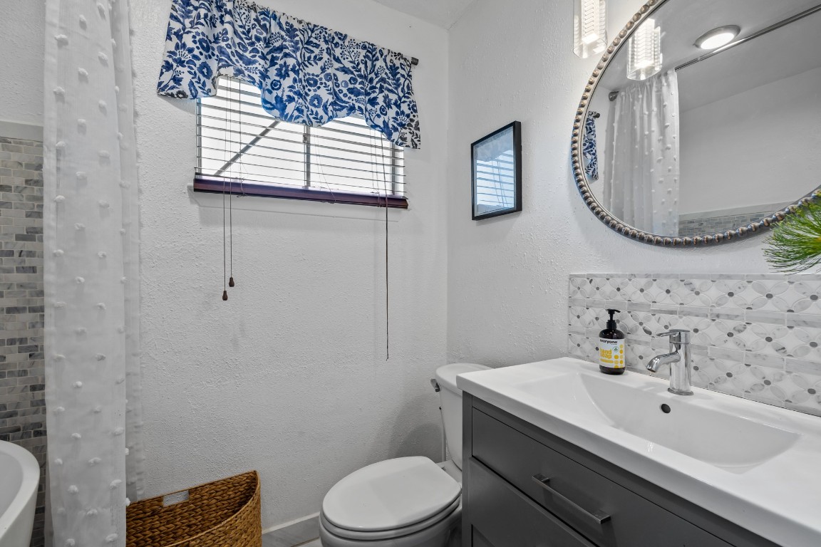 5130 Court Road Houston, TX 77053 - Photo 16 of 20 Primary Bath