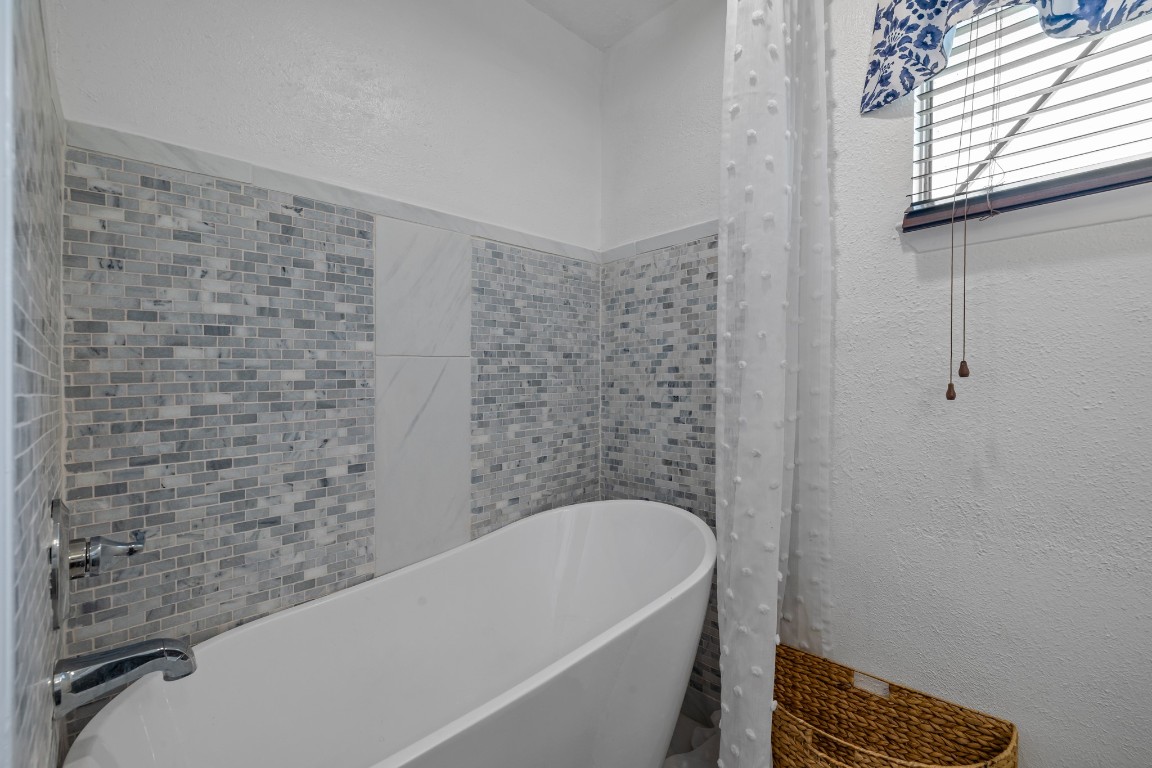 5130 Court Road Houston, TX 77053 - Photo 17 of 20 Primary Bath with Soaker Tub