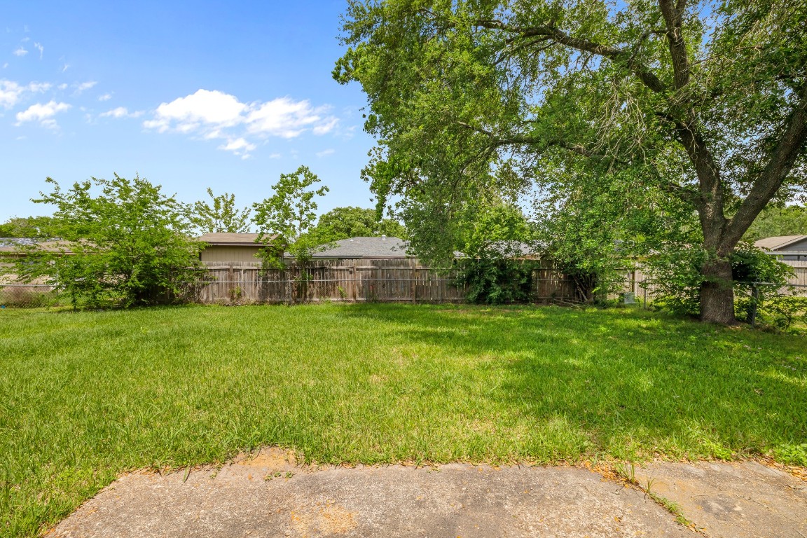 5130 Court Road Houston, TX 77053 - Photo 18 of 20 Huge Fenced Backyard