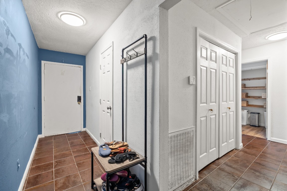 5130 Court Road Houston, TX 77053 - Photo 4 of 20 Foyer with beautiful tile