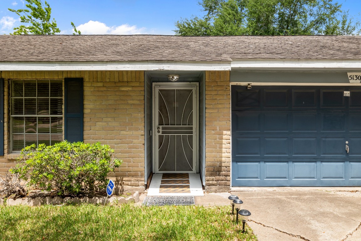 5130 Court Road Houston, TX 77053 - Photo 5 of 20 Entrance