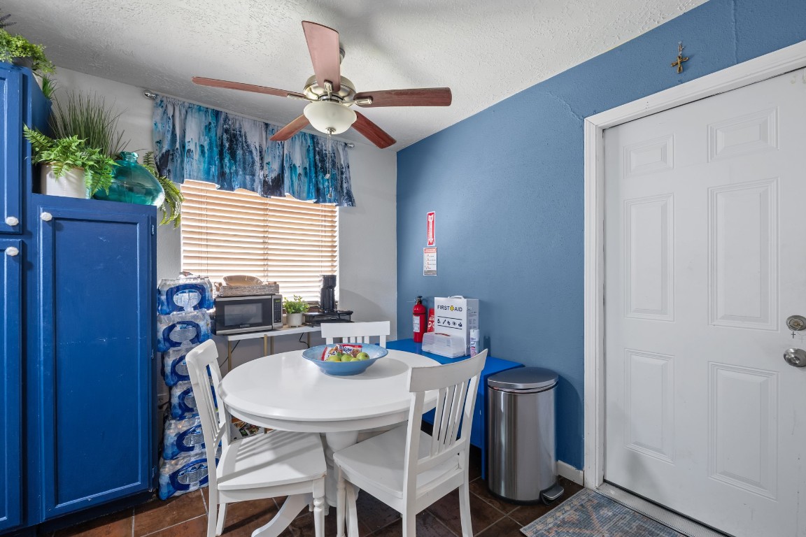 5130 Court Road Houston, TX 77053 - Photo 8 of 20 Breakfast Area
