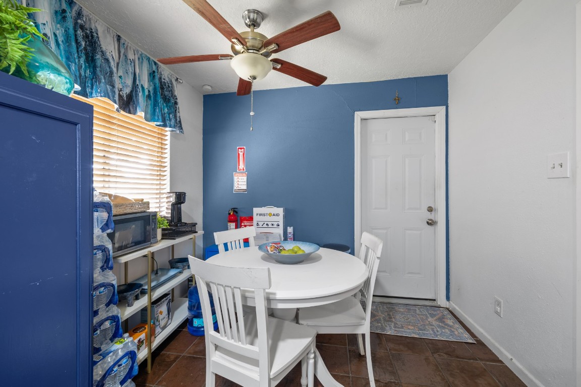 5130 Court Road Houston, TX 77053 - Photo 9 of 20 Other view Breakfast area