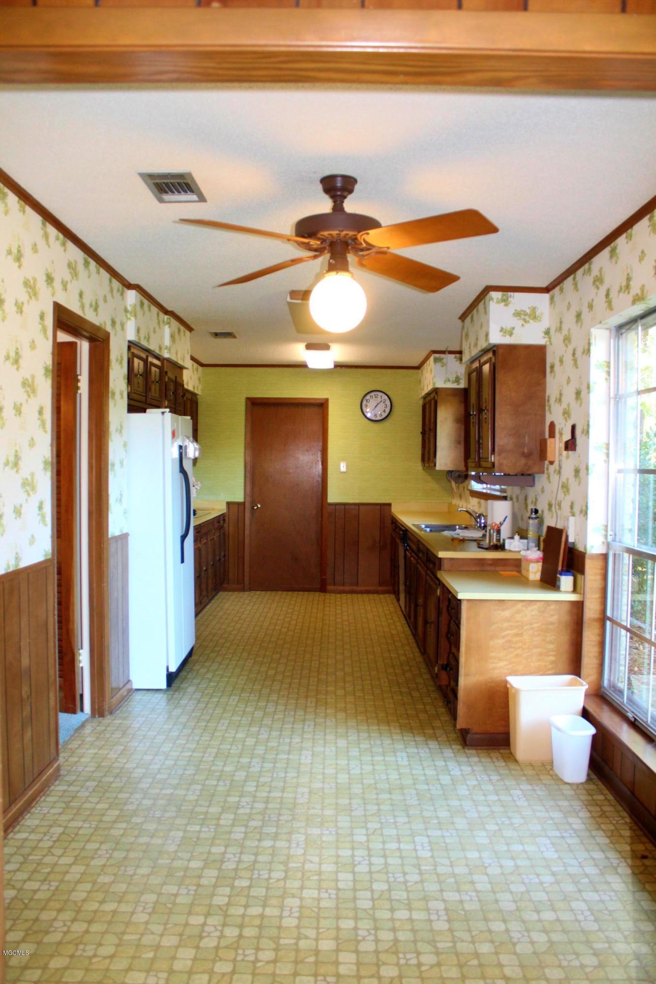 3755 Woodplace kitchen 3