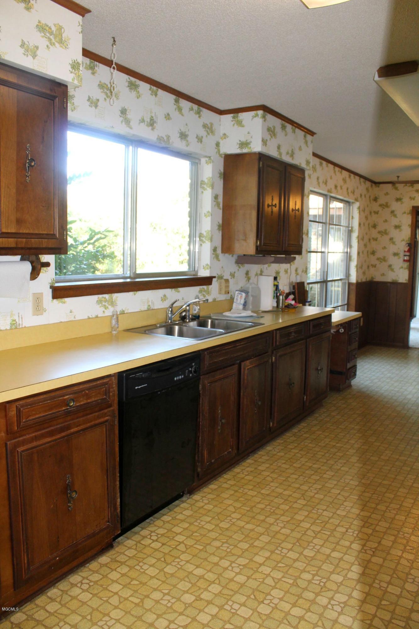 3755 Woodplace kitchen 2