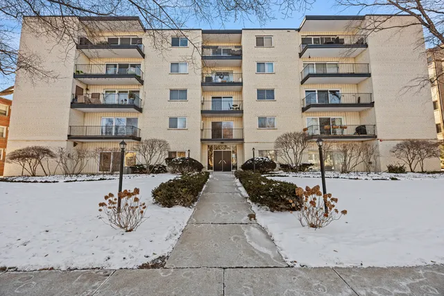 $349,900 | 820 Oakton Street, Unit 2C, Evanston, IL 60202