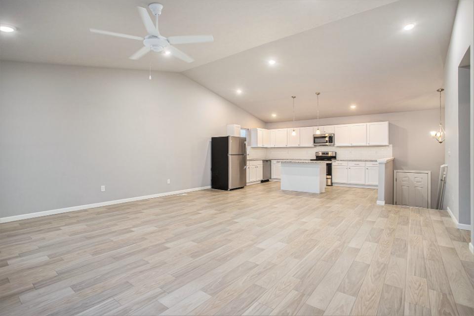 607 Arizona Boulevard Three Rivers, MI 49093 - Photo 5 of 18 3-CCF024-i2060-Great Room2
