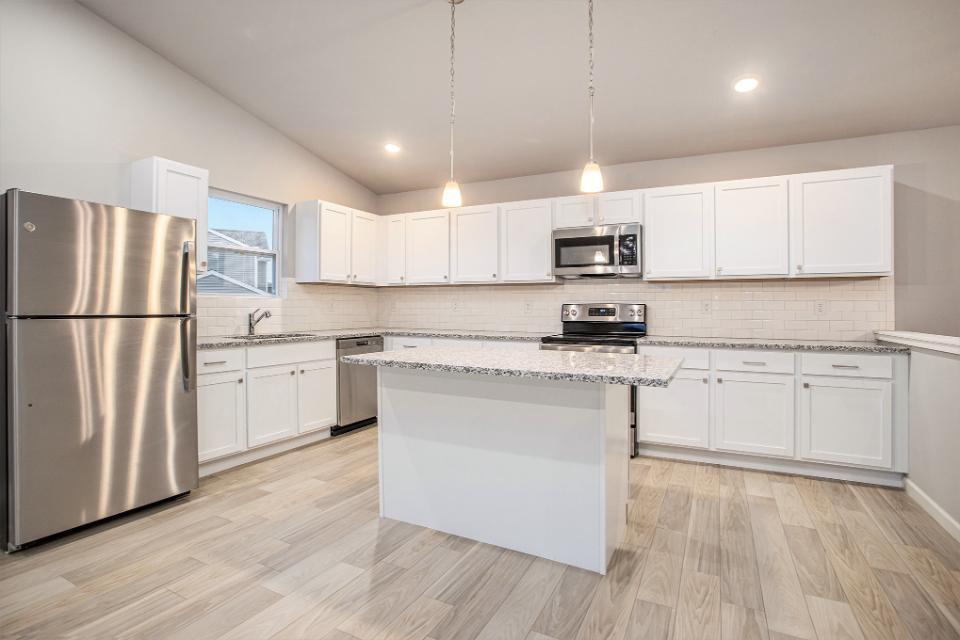 607 Arizona Boulevard Three Rivers, MI 49093 - Photo 6 of 18 4-CCF024-i2060-Kitchen