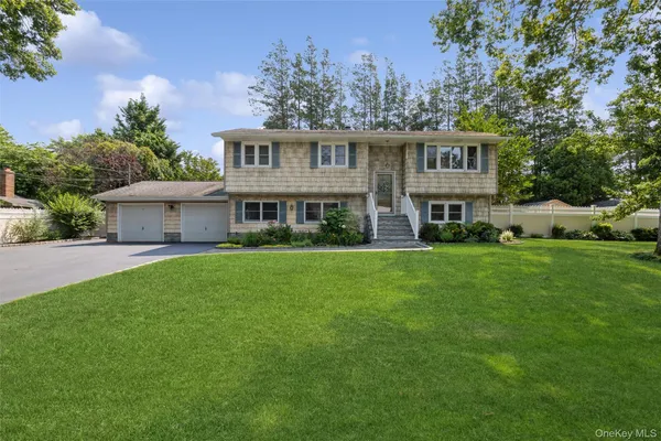 $758,000 | 115 Clarendon Road, Ronkonkoma, NY 11779