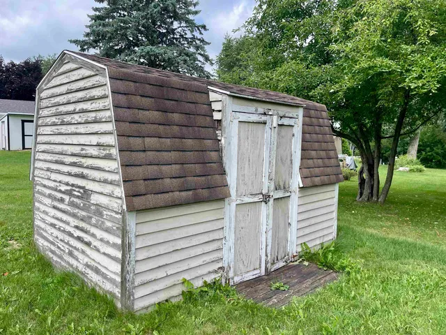 a view of a back yard of the house