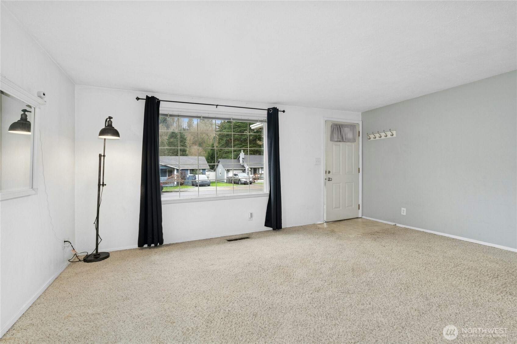 3125 Southeast 6th Street Renton, WA 98058 - Photo 5 of 27 an empty room with window
