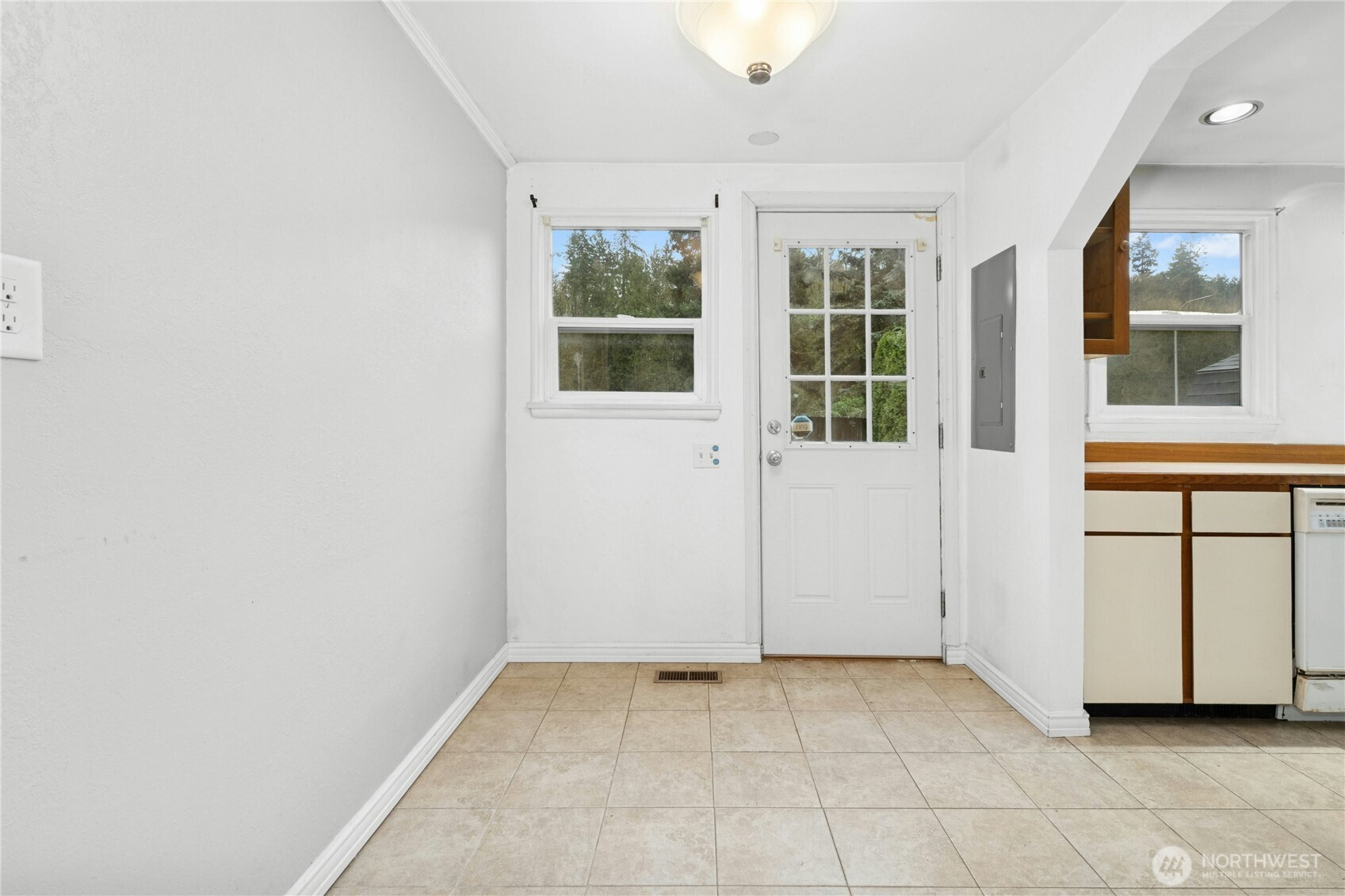 3125 Southeast 6th Street Renton, WA 98058 - Photo 9 of 27 an empty room with windows