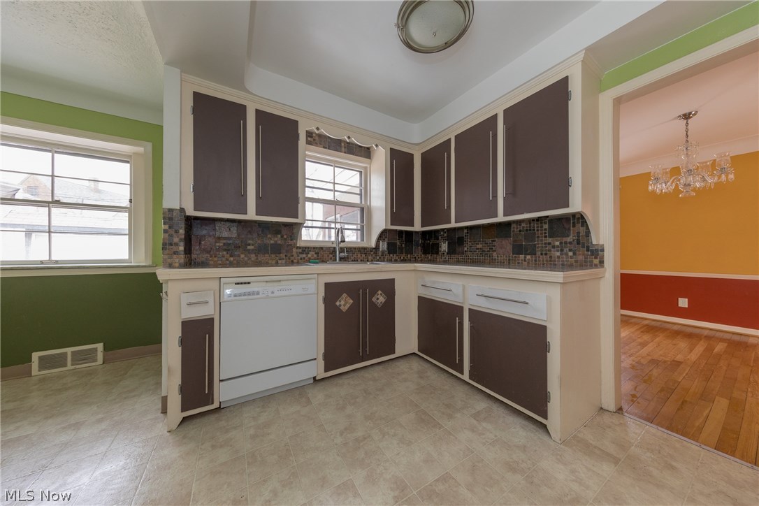 2369 Charney Road Cleveland, OH 44118 - Photo 9 of 33