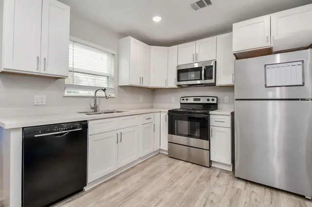 $1,295 | 5615 Barremore Street, Unit B, Houston, TX 77023