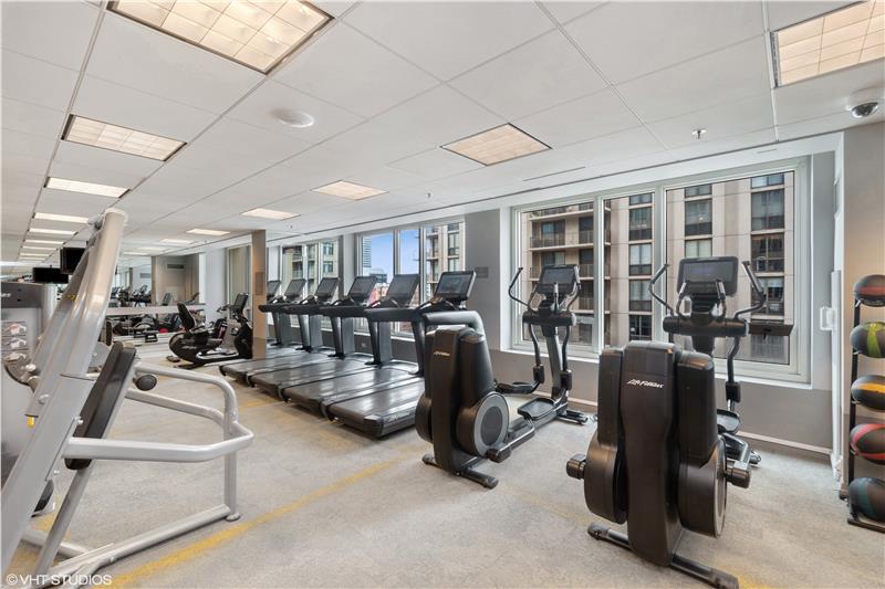 33 West Ontario Street, Unit 40D Chicago, IL 60654 - Photo 22 of 40 a view of a room with gym equipment