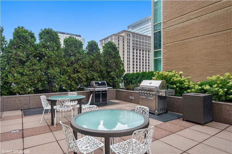 33 West Ontario Street, Unit 40D Chicago, IL 60654 - Photo 23 of 32 a backyard of a house with outdoor seating
